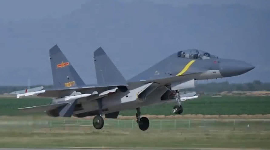 迷彩派视频 【歼16挂2型重要导弹画面曝光 成中国对空对地全能手】