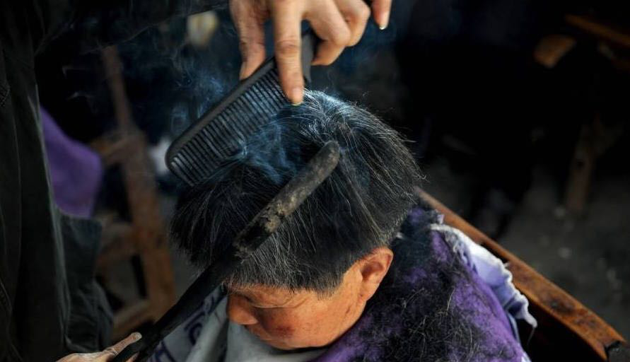 七旬老大爷烫发,不用药水4块钱造型风难吹散!