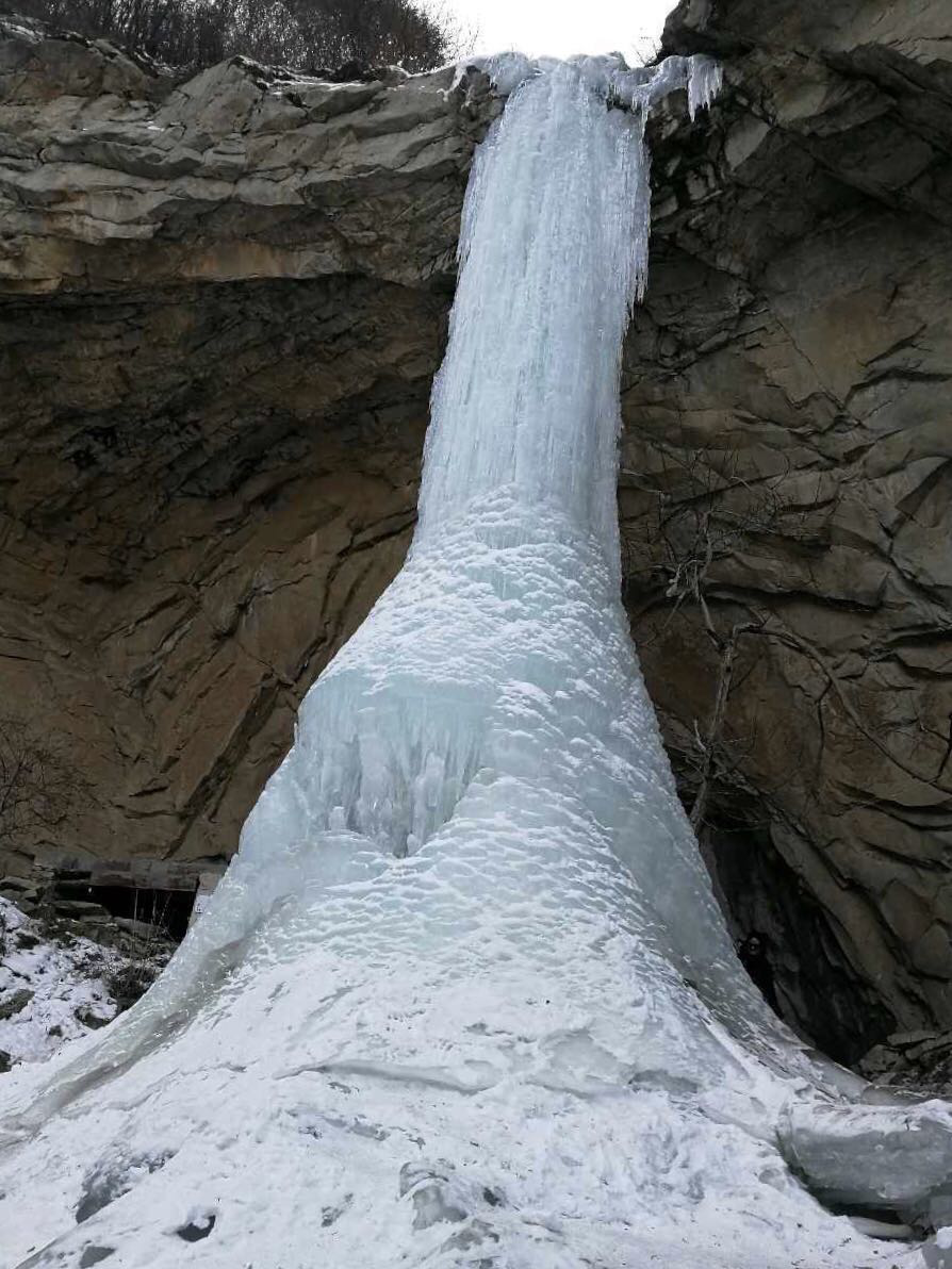 秦岭抱龙峪里的冰瀑非常壮观