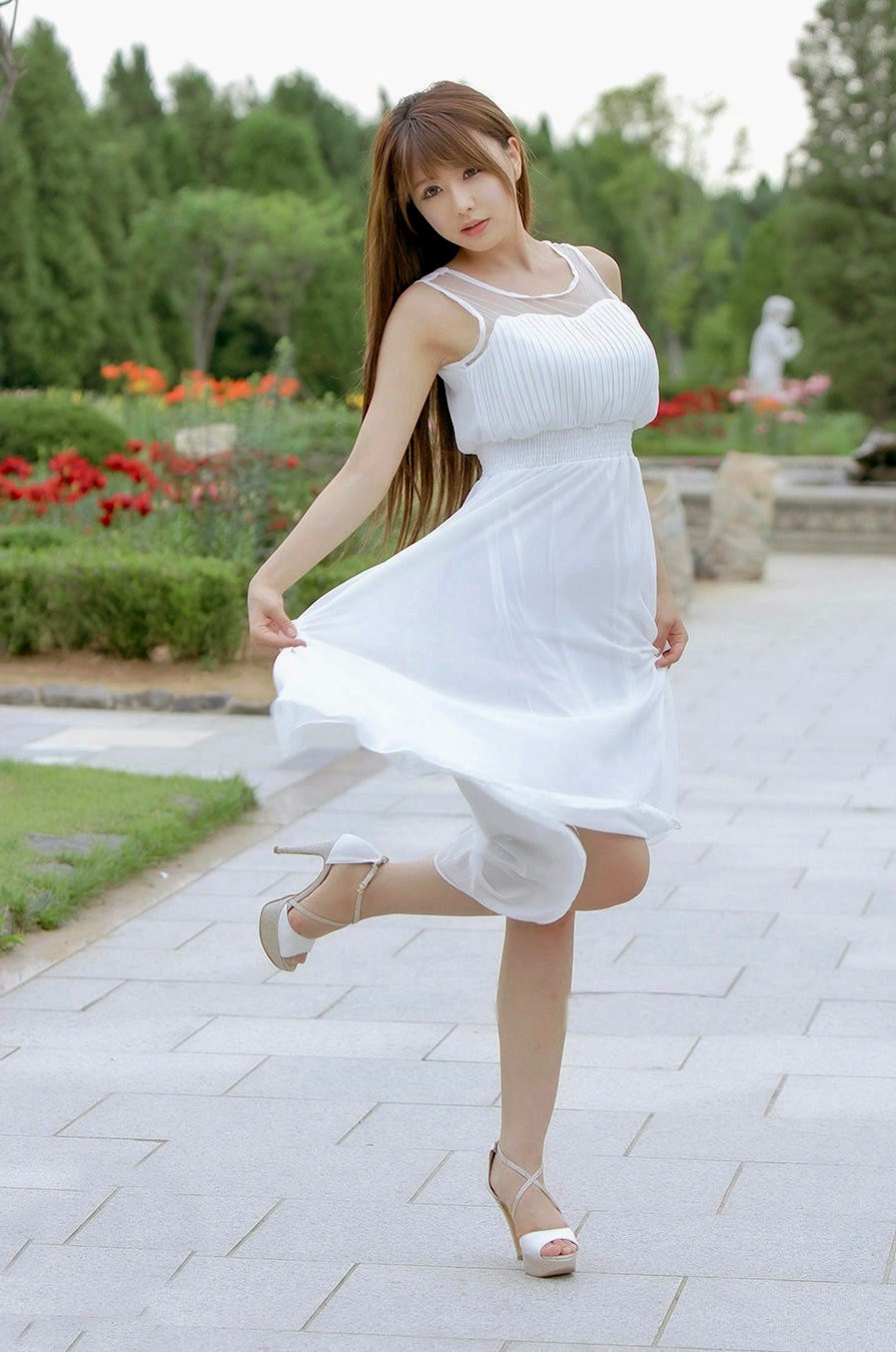 户外里一个清新靓丽美丽的白裙姑娘