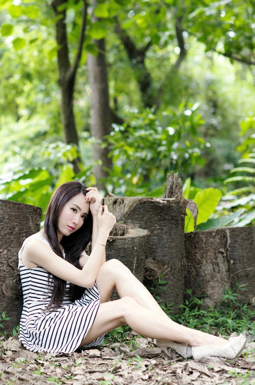 幽静小树林里一个气质优雅的美丽成熟美女