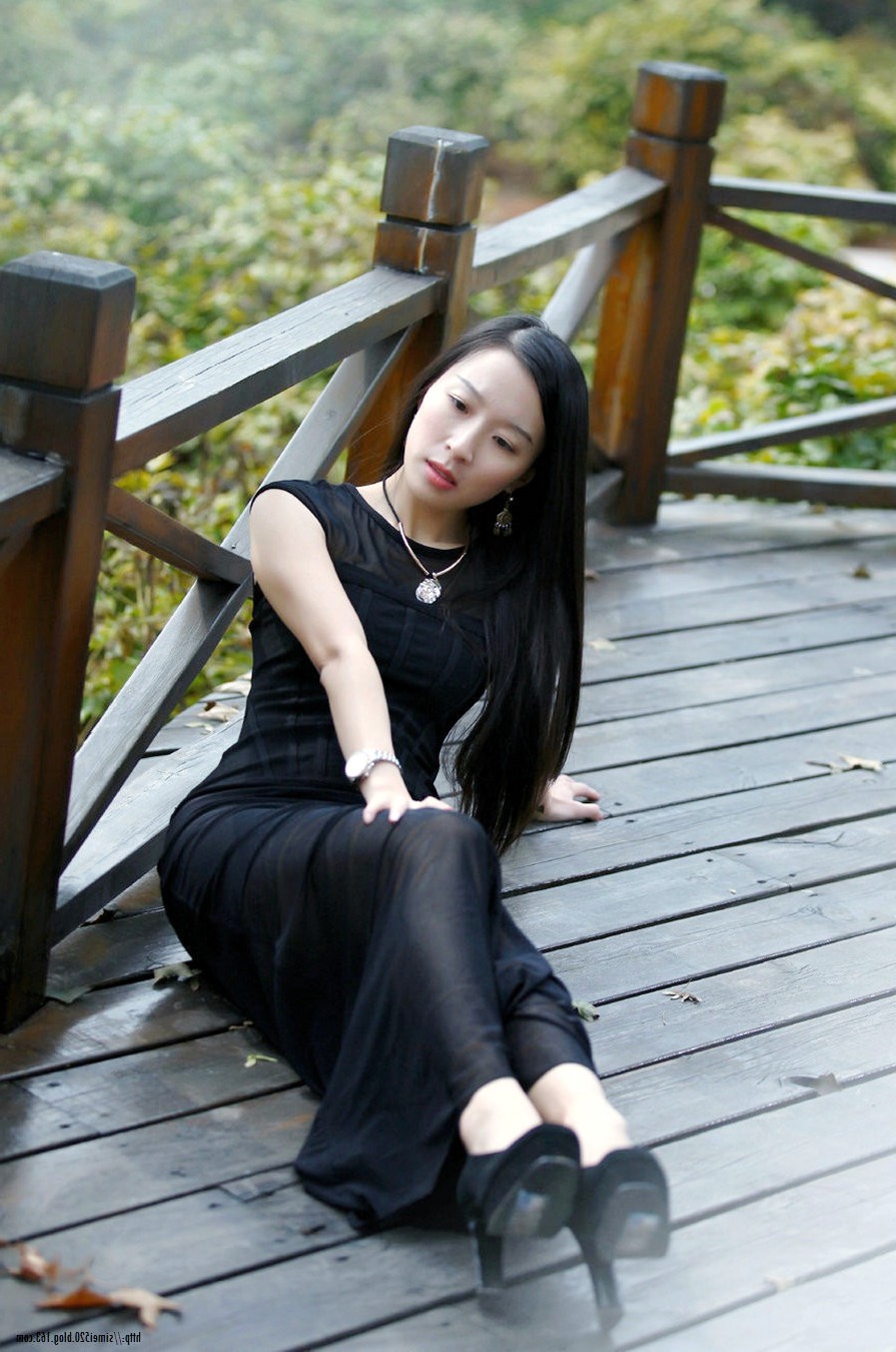 户外公园里一个长发飘飘的美丽青春女子!