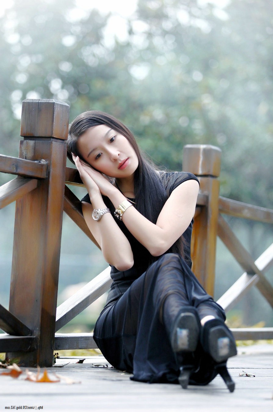 户外公园里一个长发飘飘的美丽青春女子!