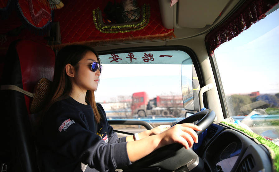 10岁开赛车,20岁开大货车,这才是女司机的逆袭之路