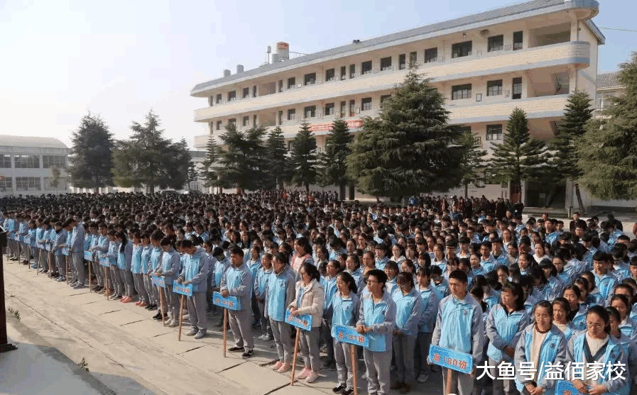 昌宁二中隆重召开2018年春季学期开学动员暨表彰大会