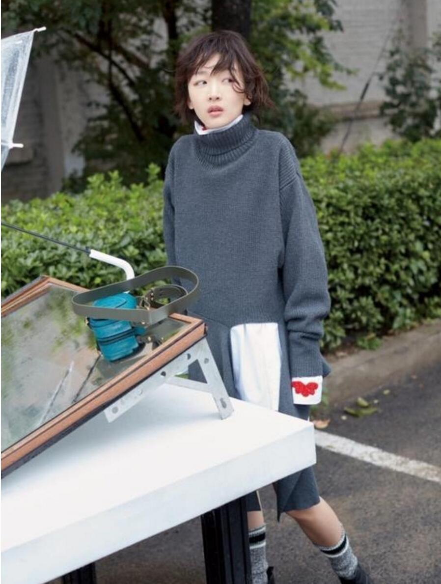 周冬雨这个时尚精,都能把袜子玩儿的时尚透!