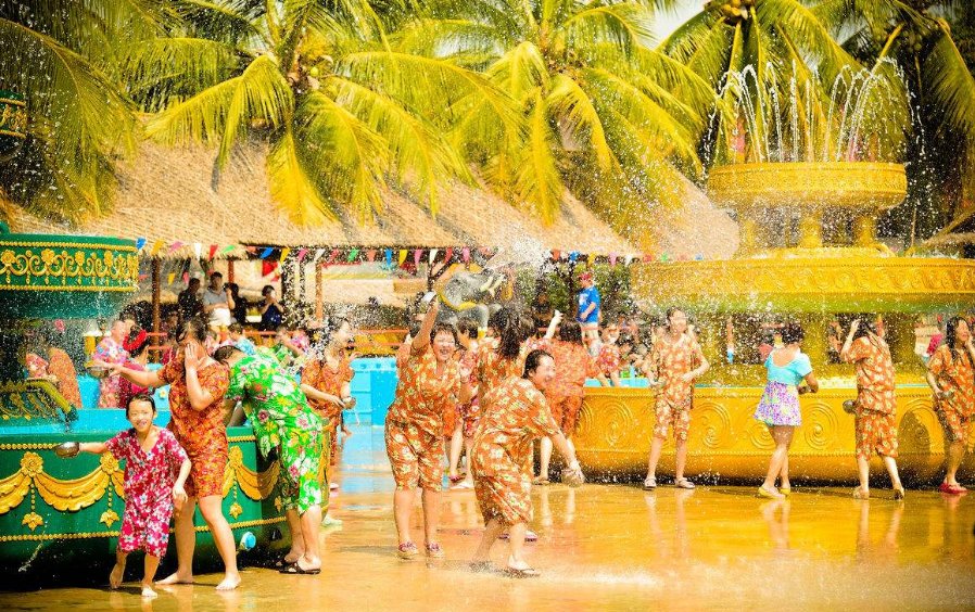 泰国众人狂欢的泼水节,最受男人的欢迎,却有这些人不能被攻击!