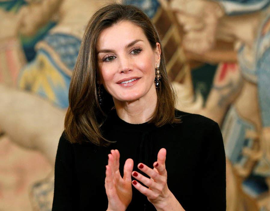 西班牙王后莱蒂齐亚出席颁奖仪式,着装素淡典雅