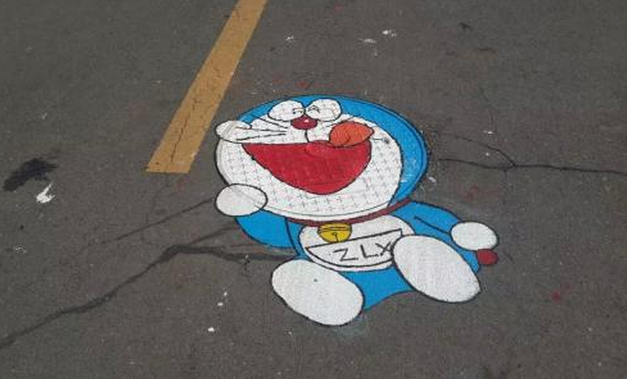 竟然有这么好看的井盖,这个涂鸦太完美了|井盖|涂鸦|小鲸鱼_新浪新闻