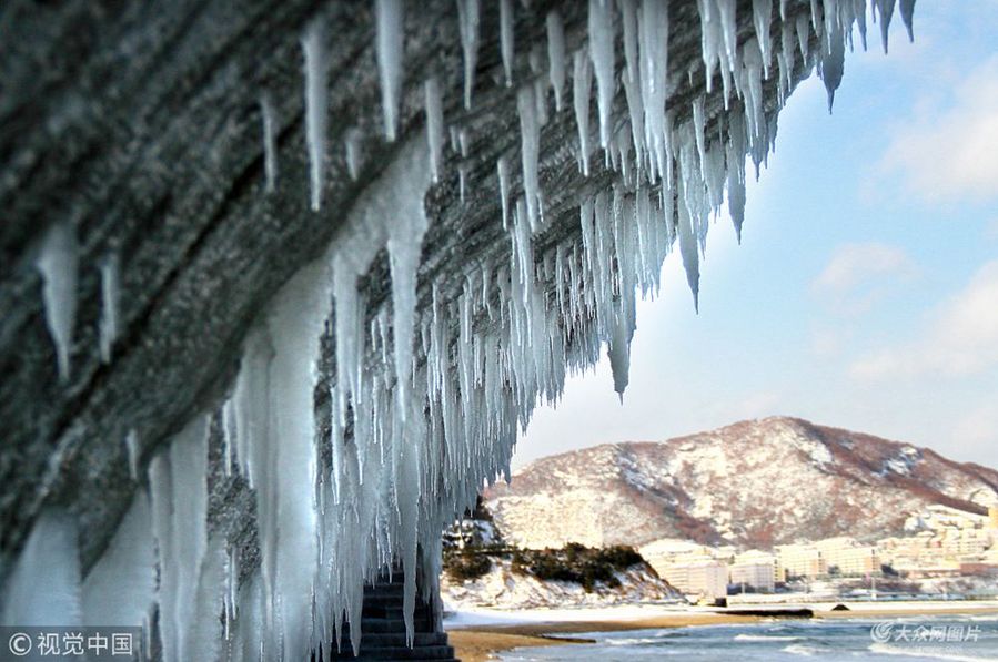 壮观山东威海现百米冰挂奇观市民称十年罕见