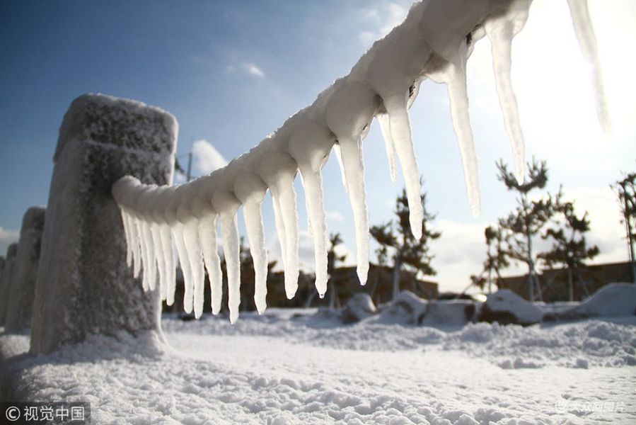 壮观山东威海现百米冰挂奇观市民称十年罕见