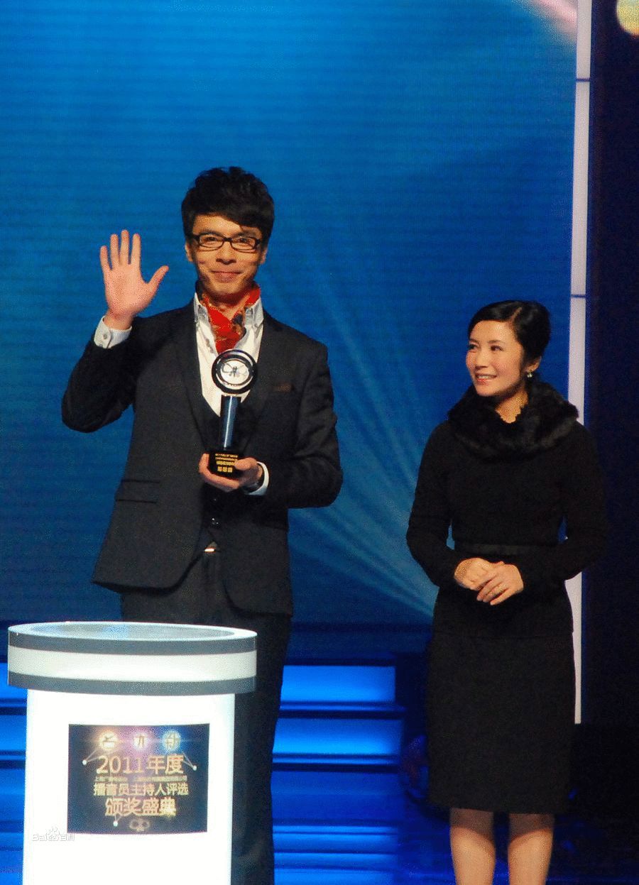 如今作为主持人的柏栩栩被越来越多的人所熟知,和搭档何卿默契的配合