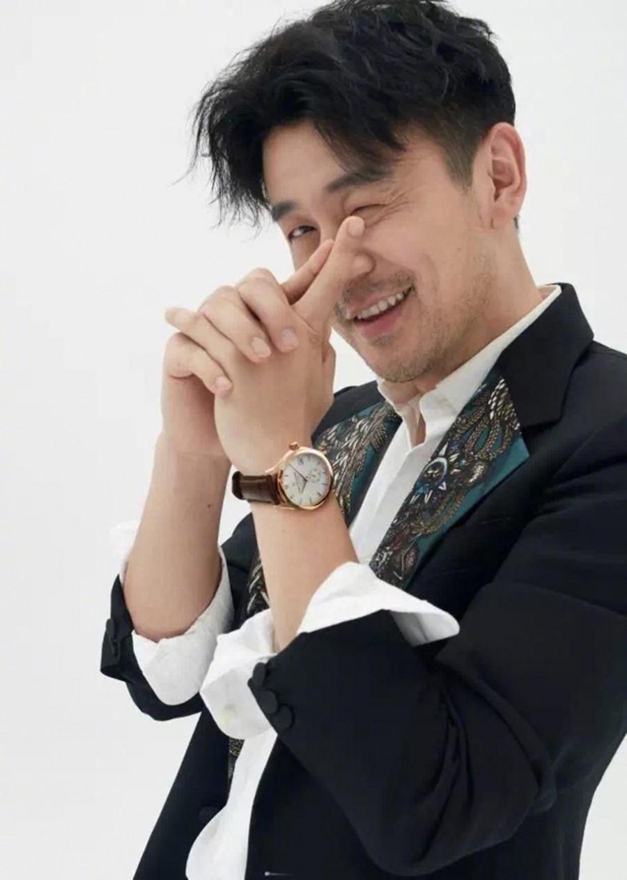 继张嘉译后又一位中年大叔走红,新剧抢尽刘烨风头!