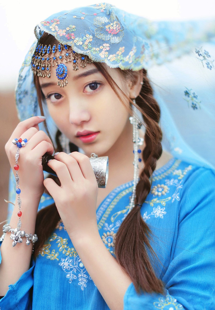 大漠里一个清秀靓丽的少数民族女孩