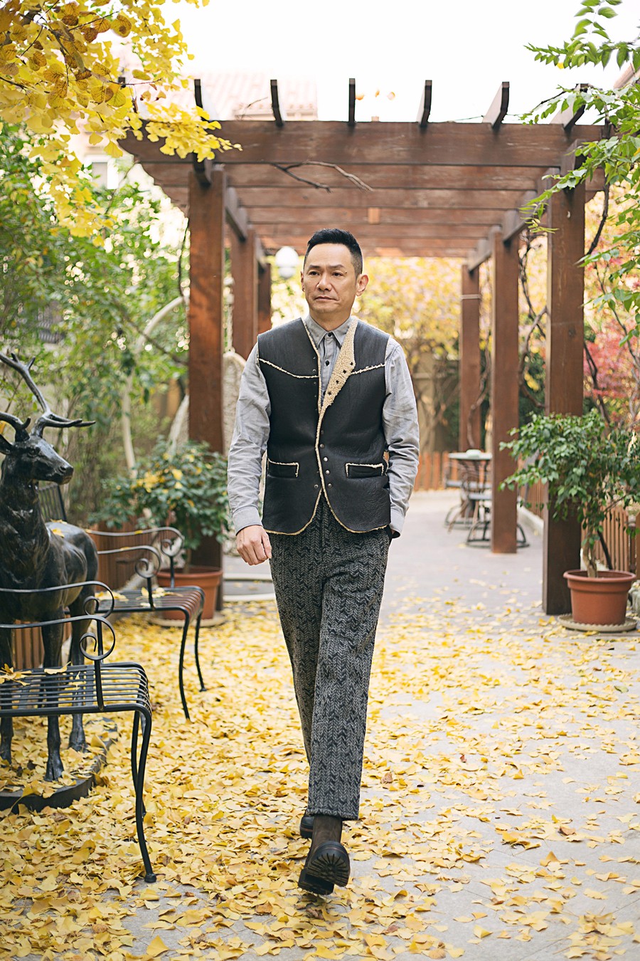 果靖霖秋冬街拍温暖来袭 绅士优雅颇具时尚感