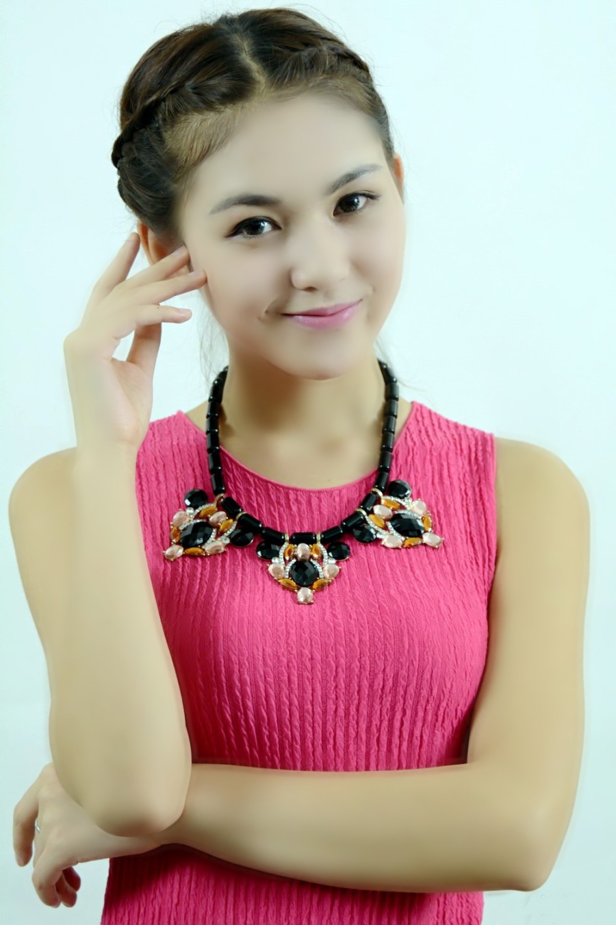 笑容甜美可爱,清新靓丽的红衣姑娘!