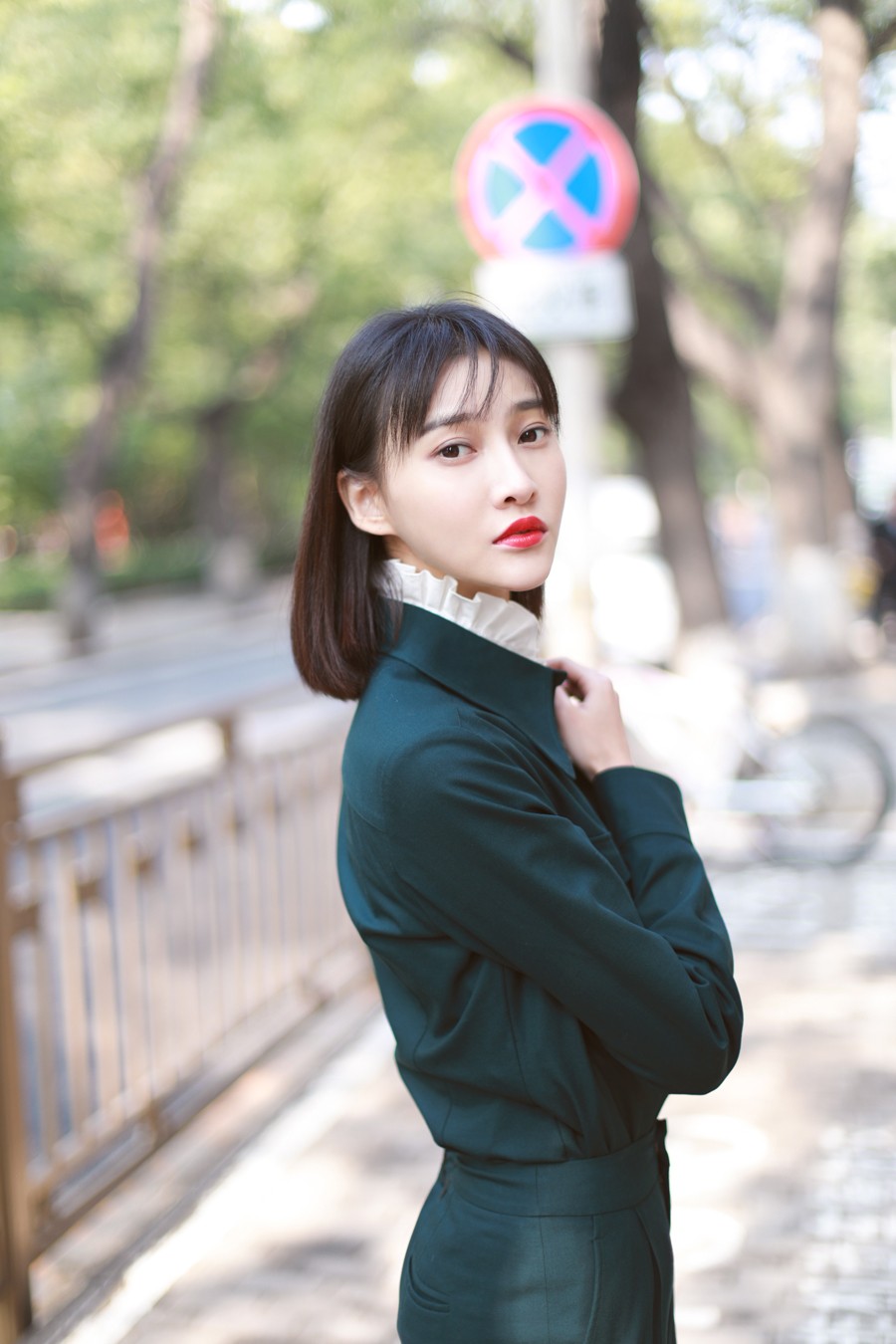 白柳汐时尚大片温暖寒冬 化身绿衣天使大长腿抢镜|白