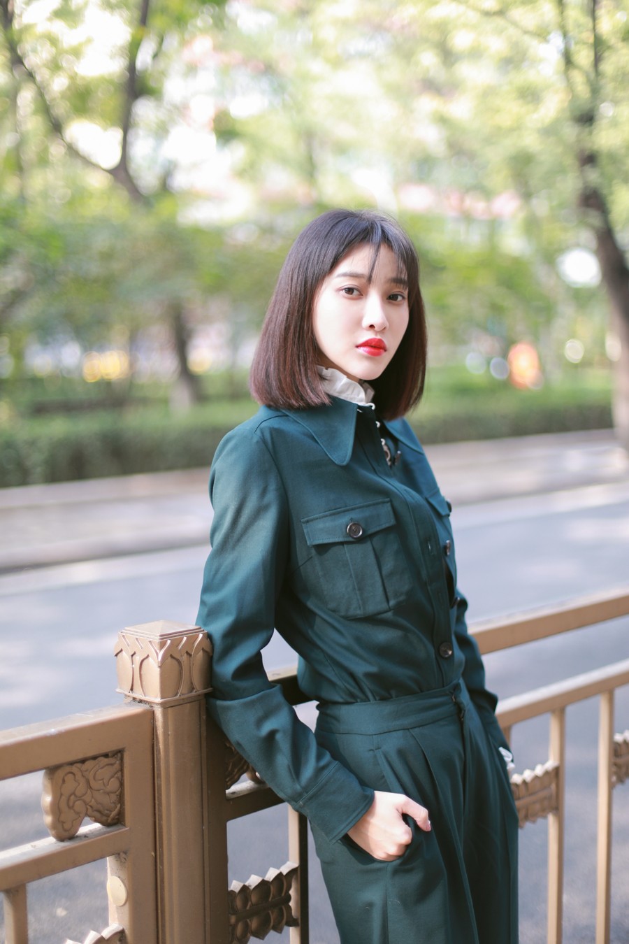 白柳汐时尚大片温暖寒冬 化身绿衣天使大长腿抢镜