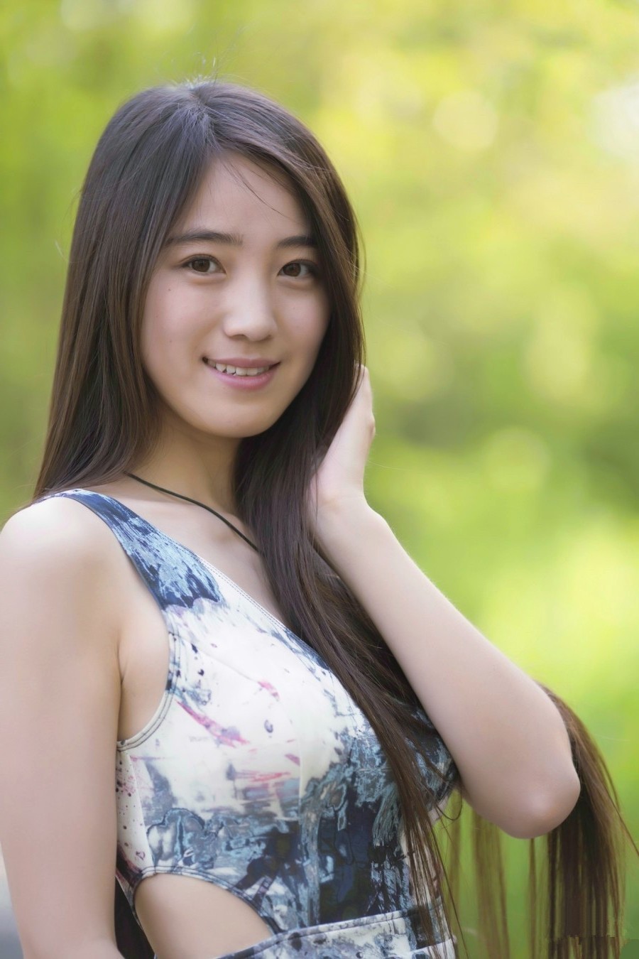 小树林里那长发飘逸笑起来很美的少女姑娘