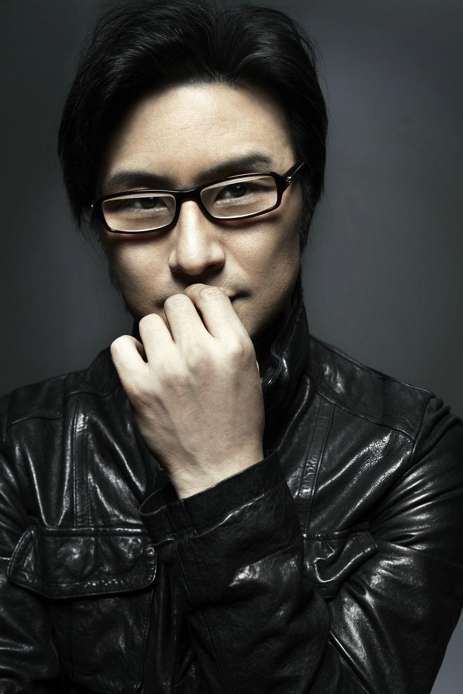 汪峰摘下眼镜原来长这样? ! 网友: 站我脸上我都认不出!