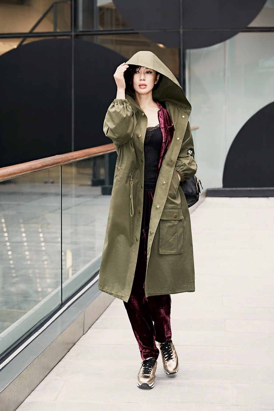 余男街拍潮力十足 玩转撞色展时尚感