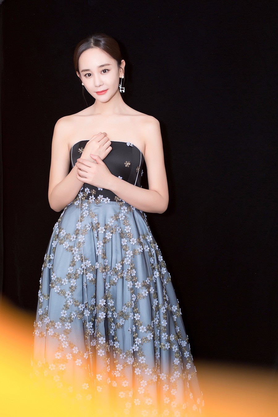 海陆出席颁奖盛典一袭 "仙裙"幽雅动人