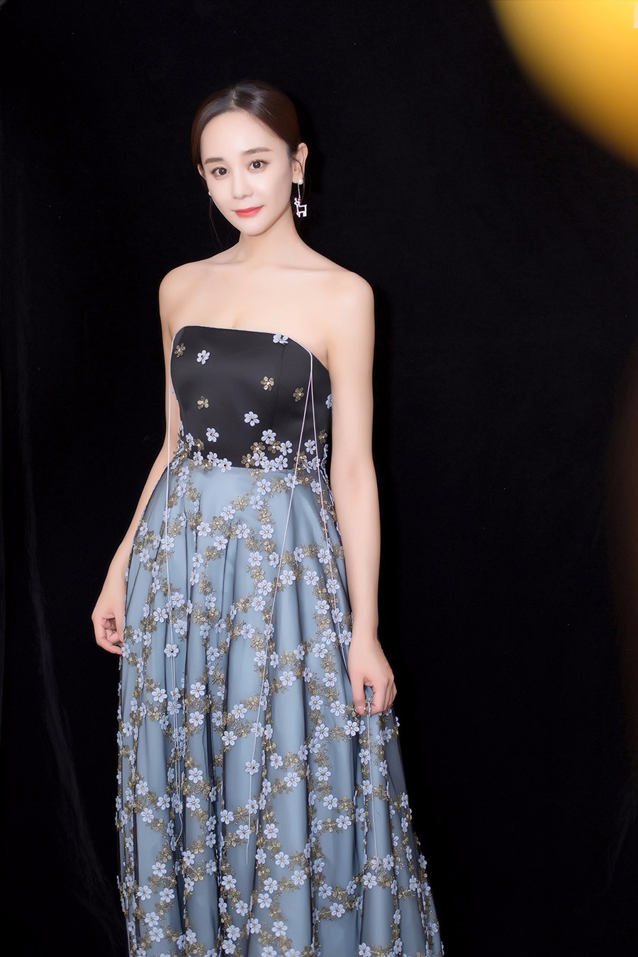 海陆出席颁奖盛典一袭 "仙裙"幽雅动人