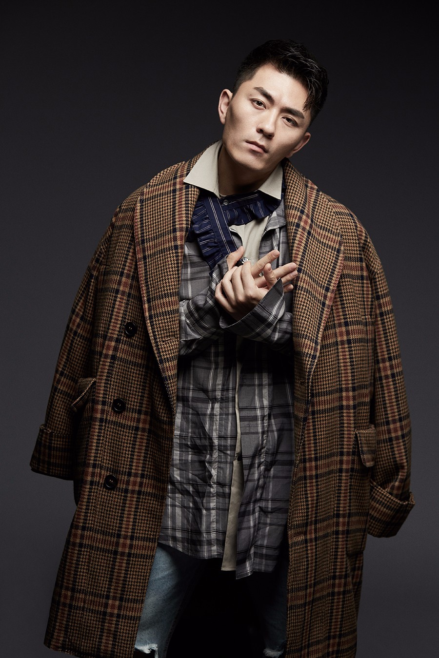 张宁江新写真雅痞电眼杀 暗藏不羁个性