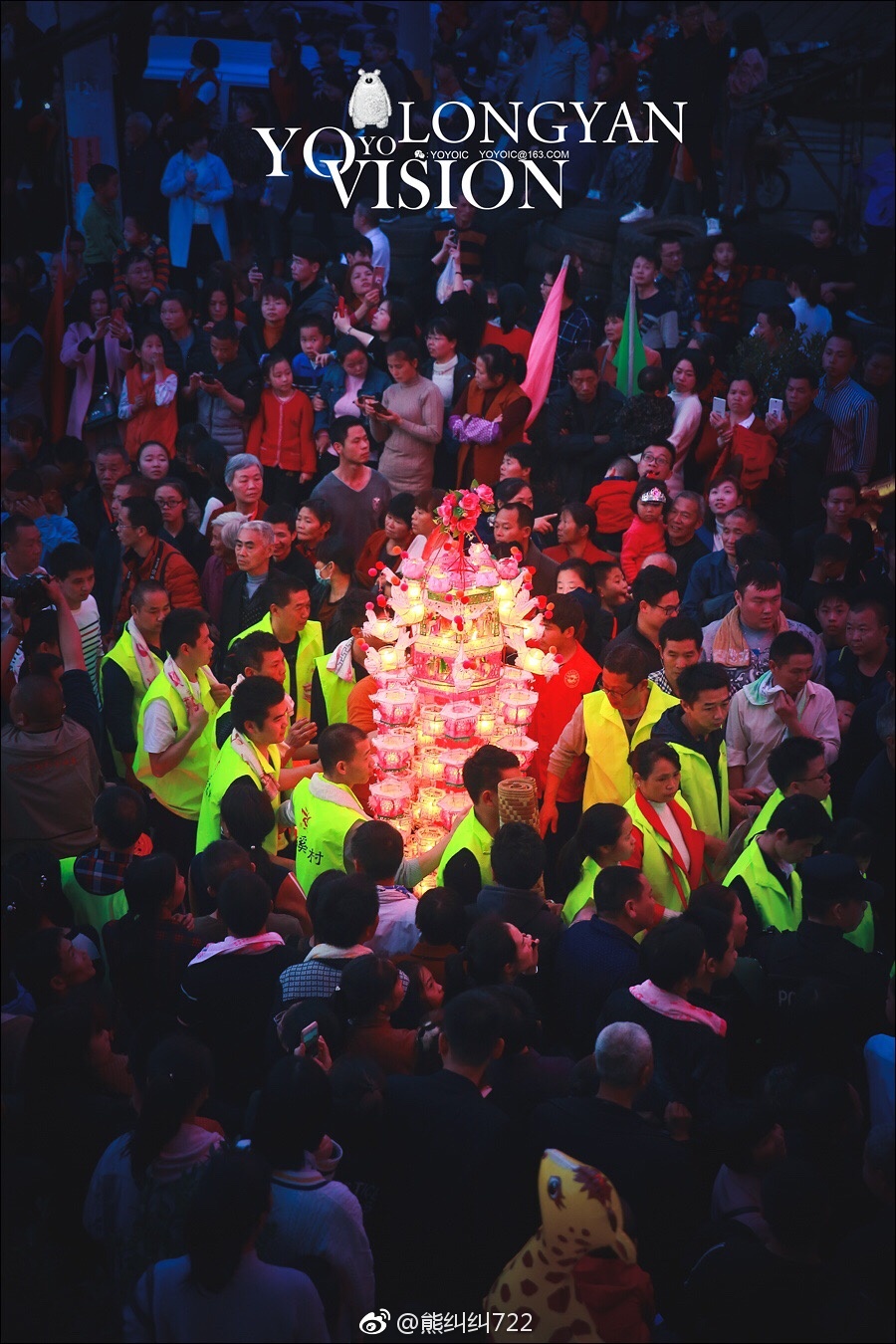 正月初三芷溪百灯会,百盏花灯穿行在客家大宅院中热闹非凡.