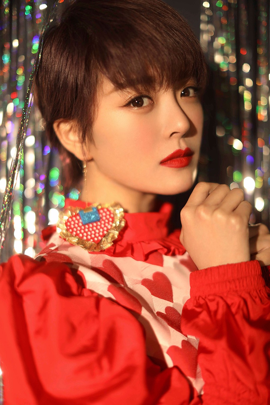 种丹妮新写真玩转迷幻风 化身闪光少女