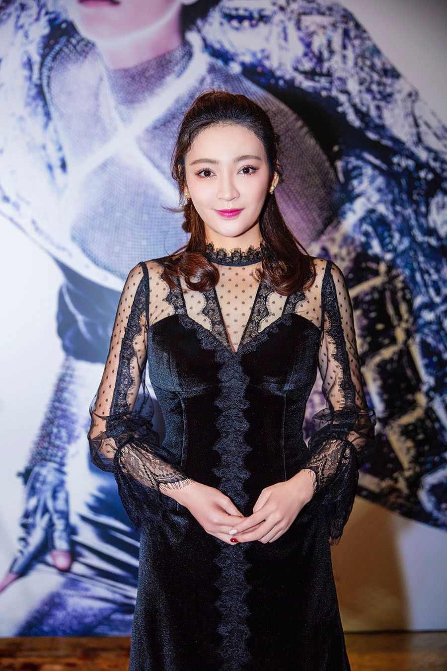 李眸出席嘉人超级盛典 身着黑色礼服俏皮性感