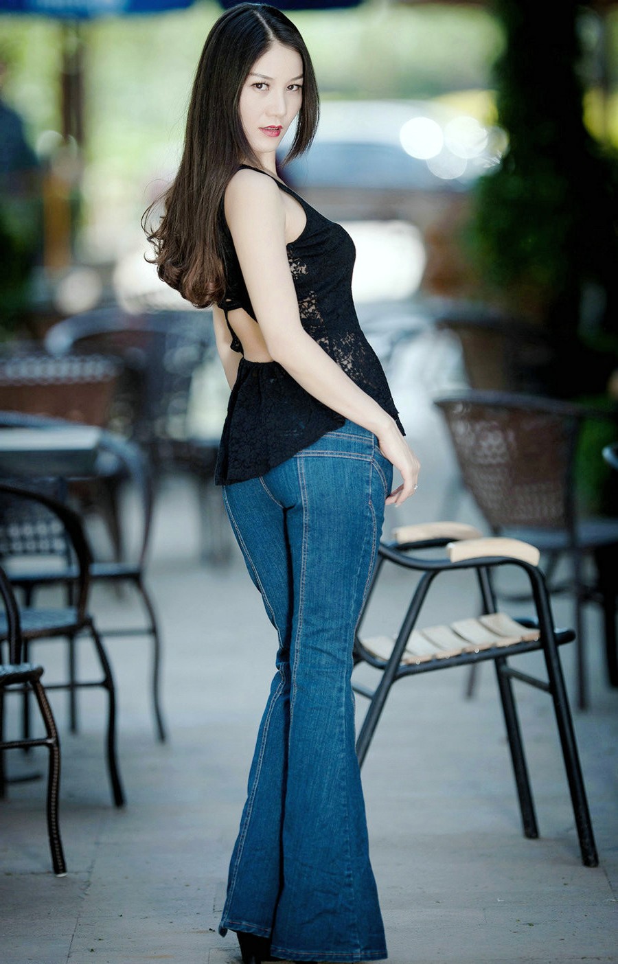 一个身材高挑青春靓丽的长发气质女神