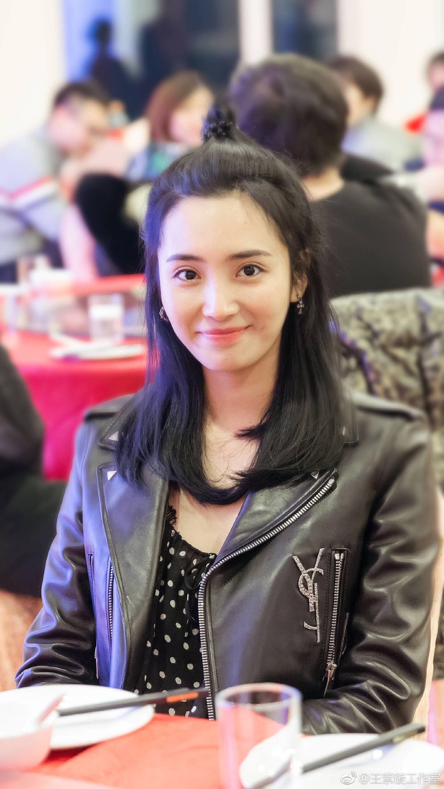 王紫璇黄金瞳热拍晒素颜照网友赞素颜女神