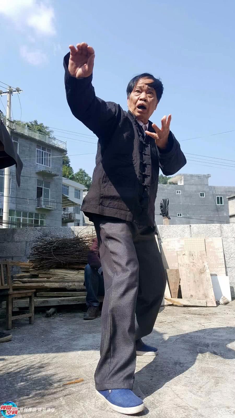 同门师兄弟练狼兵拳60年堪比战狼动作虎虎生威