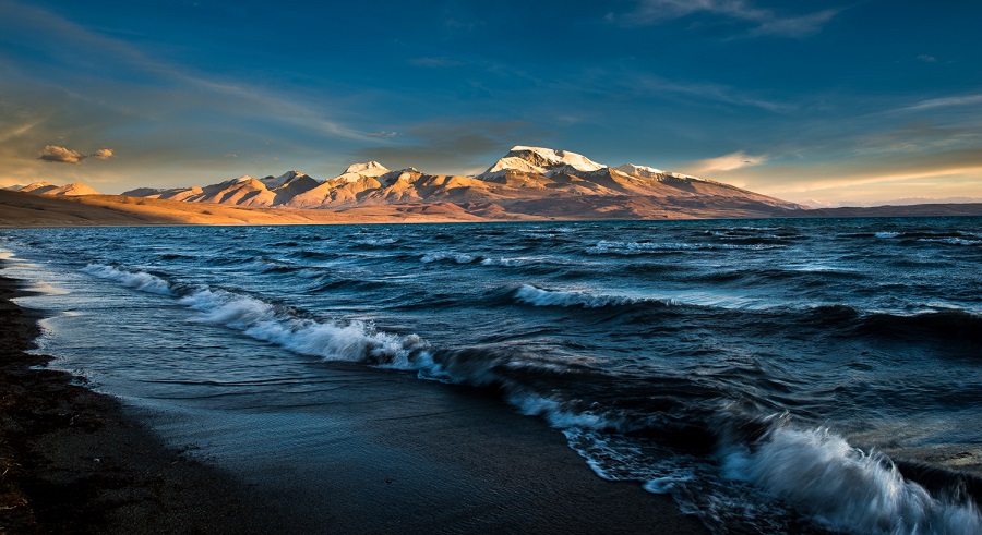 在阿里有圣湖的守护者——纳木那尼峰纳木那尼峰被称为"神女峰",具有