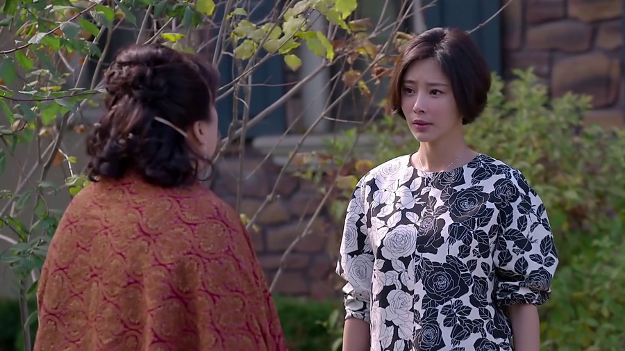 为了支持老公创业,她熬夜赚外快,婆婆却把她衣服扔出门!