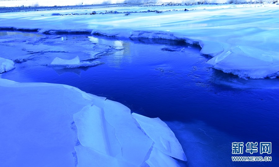 祁连山下蓝色冰河如梦似幻 恍若"冰河世纪"