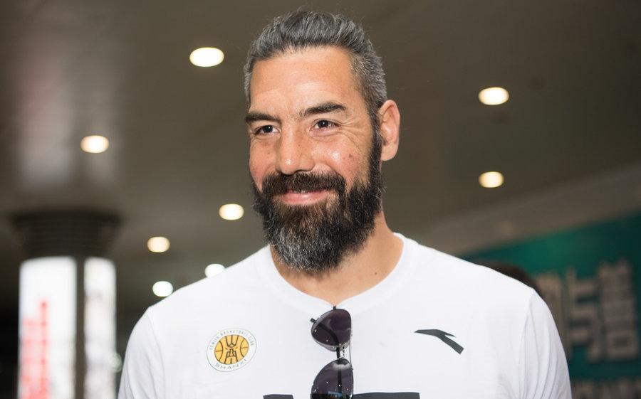 胡子都白了他38岁打爆cba内线群中国唯易建联和他媲美