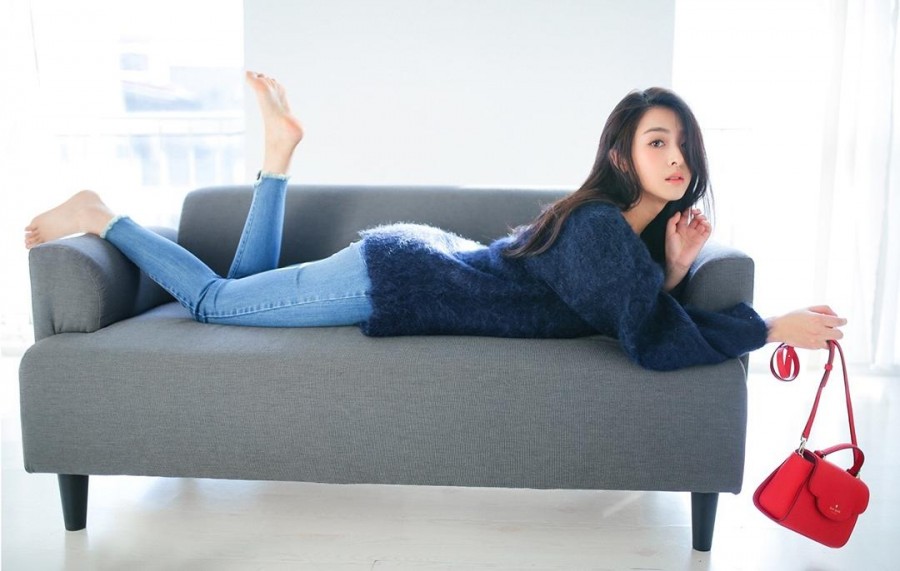 蓝色的牛仔衬衣休闲时尚,加以珍珠的镶嵌让张含韵更是看起来优雅纯净.