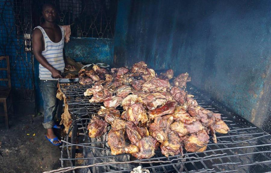 图中是非洲市场里的烧烤,看上去都是非常的大块.