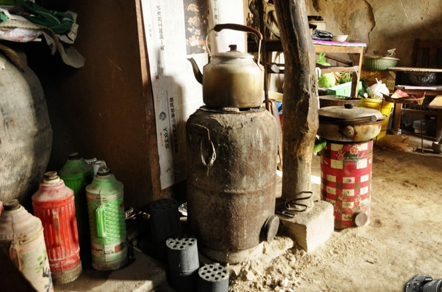 就是这个用废煤气罐改造的煤炉,与其说取暖不如说是烧水做饭的炉子
