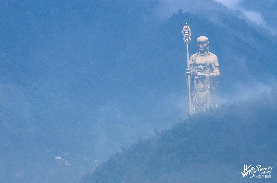 安徽九华山,总投资逾20亿元的大愿文化园金碧辉煌