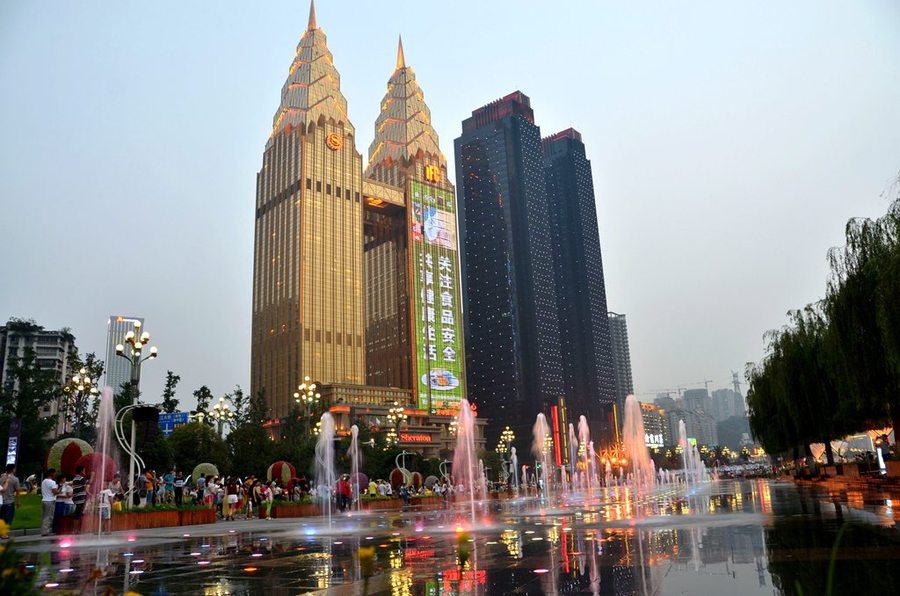 南滨路是重庆最美滨江路媲美上海外滩大家觉得实至名归吗