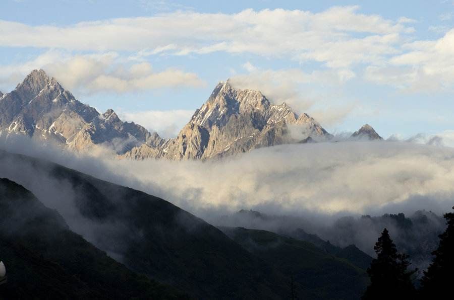 云雾山以重峦叠嶂,气势雄伟而闻名,风景如画,美不胜收!