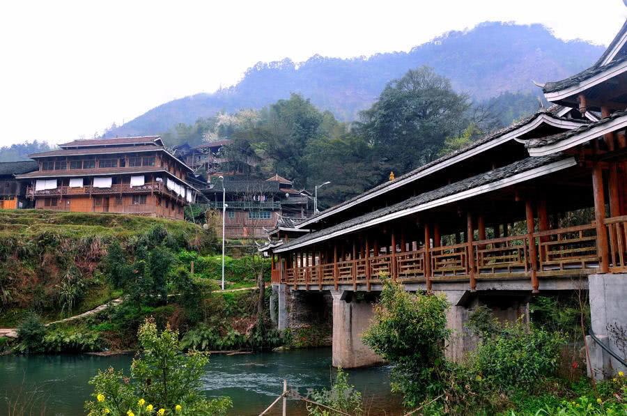 田头苗寨四周山环水绕梯田层层风景十分迷人