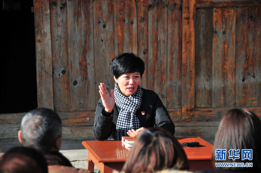 县委书记屋场宣讲十九大精神 拉家常拉近百姓距离