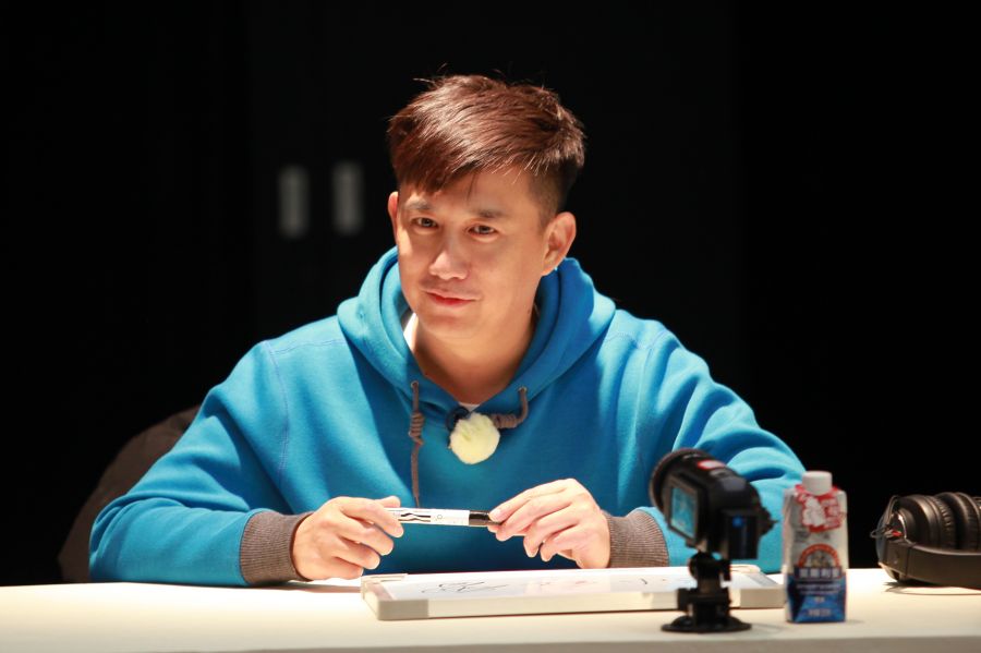 张艺兴去黄磊家做客,黄小厨人设崩塌,菜品好难