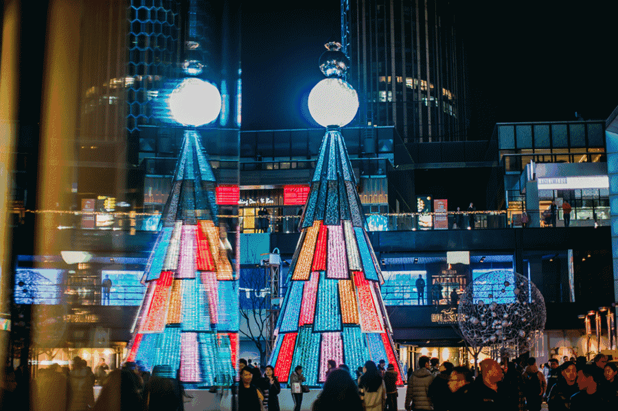 三里屯这里的15米高的圣诞树,会下雪,有香味,可交互光影主题,点亮了