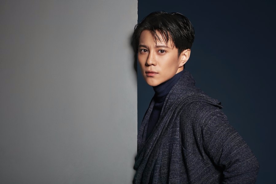 演员杨彤全新大片演绎暖冬熟男 深邃眼神彰显魅力