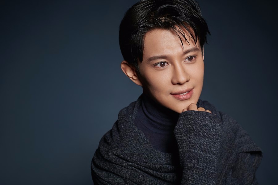 演员杨彤全新大片演绎暖冬熟男 深邃眼神彰显魅力